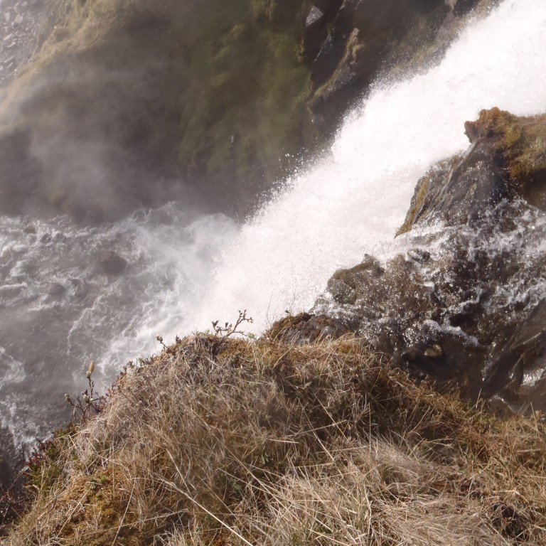 Hér þarf að fara varlega þar sem fossinn steypist niður af brúninni.