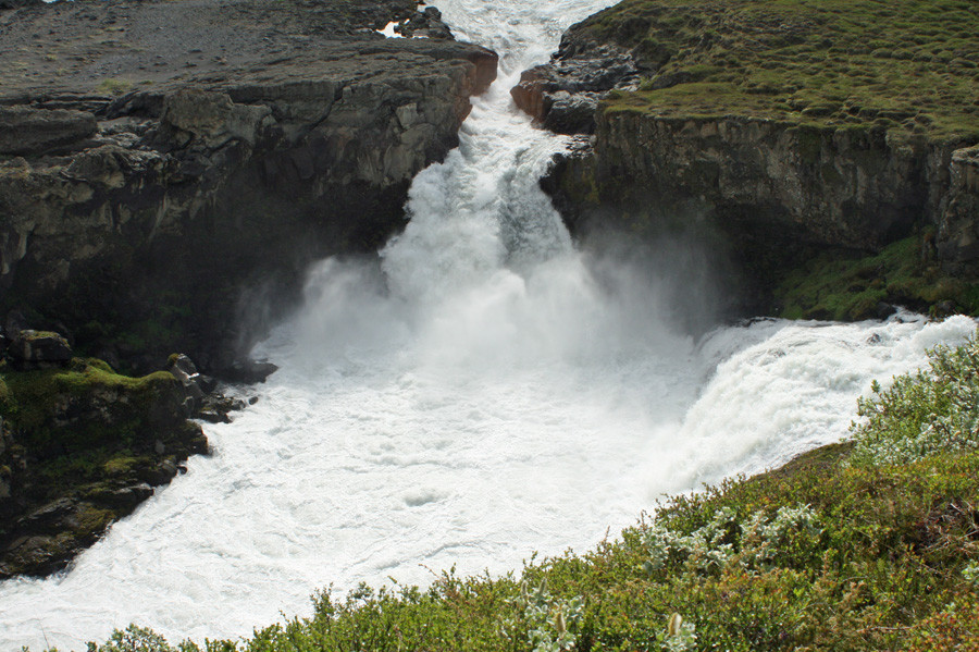 Skjálfandafljót og Djúpá (t.h.) steypast í sama hylinn við Barnafoss
