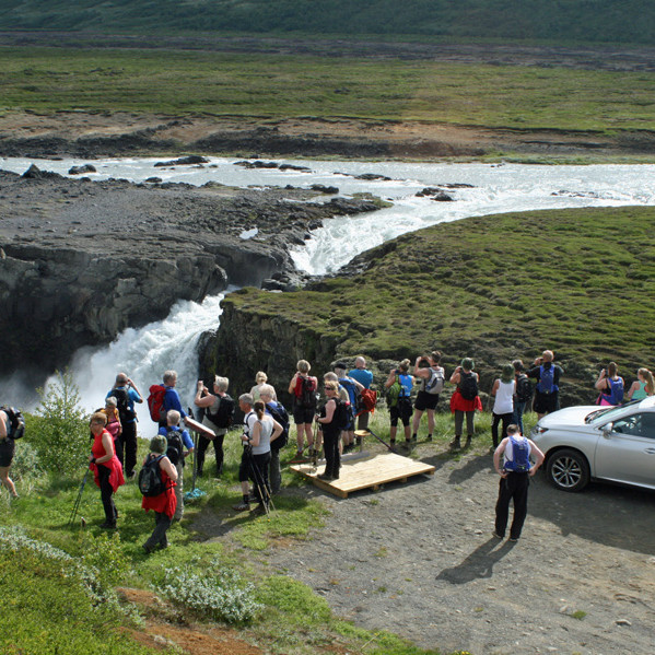 Við bílastæðið hjá Barnafossi