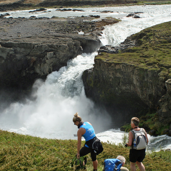 Hjá Barnafossi neðan túns í Barnafelli