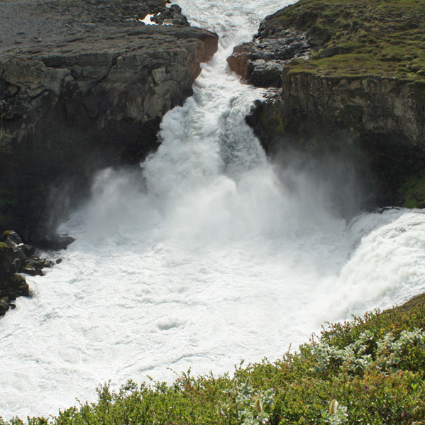 Skjálfandafljót og Djúpá (t.h.) steypast í sama hylinn við Barnafoss