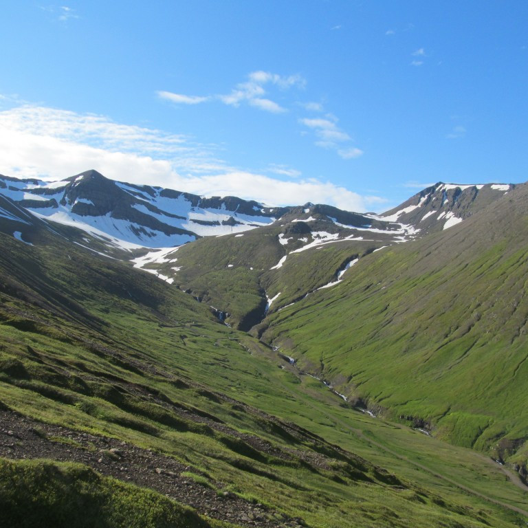 Horft inn Skútudal Móskógahnjúkur í miðju.