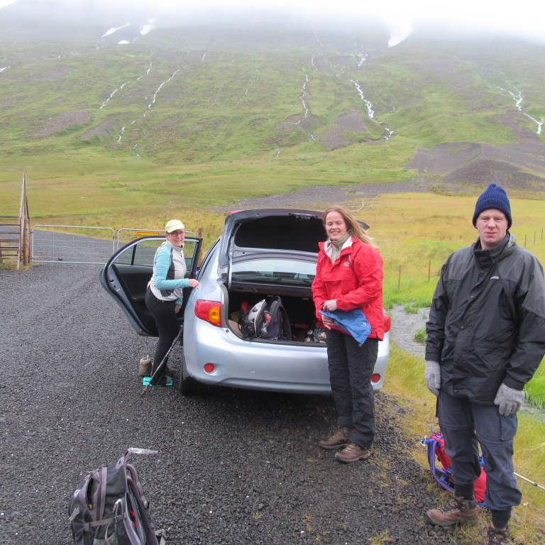 Hörkufólk sem lætur ekki veðrið stoppa sig. Gert klárt fyrir göngunna.