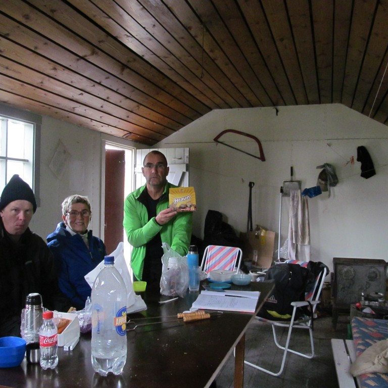 Nestið borðað og reynt að þurrka sokka.