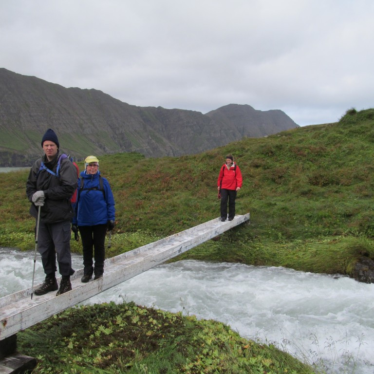 Gengið yfir Víkurá.