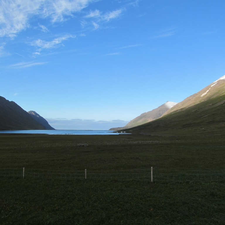 Héðinsfjörður heldur glaðlegri nú enn í morgunn.