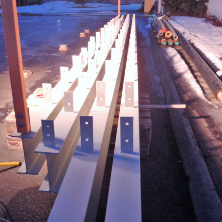 Stálbiðar sem eiga að koma ofan á hæðarbunktana