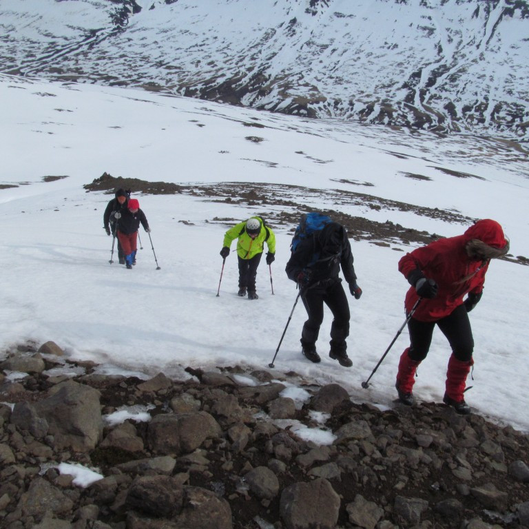 Gengið upp austurhrygg hnjúksins.