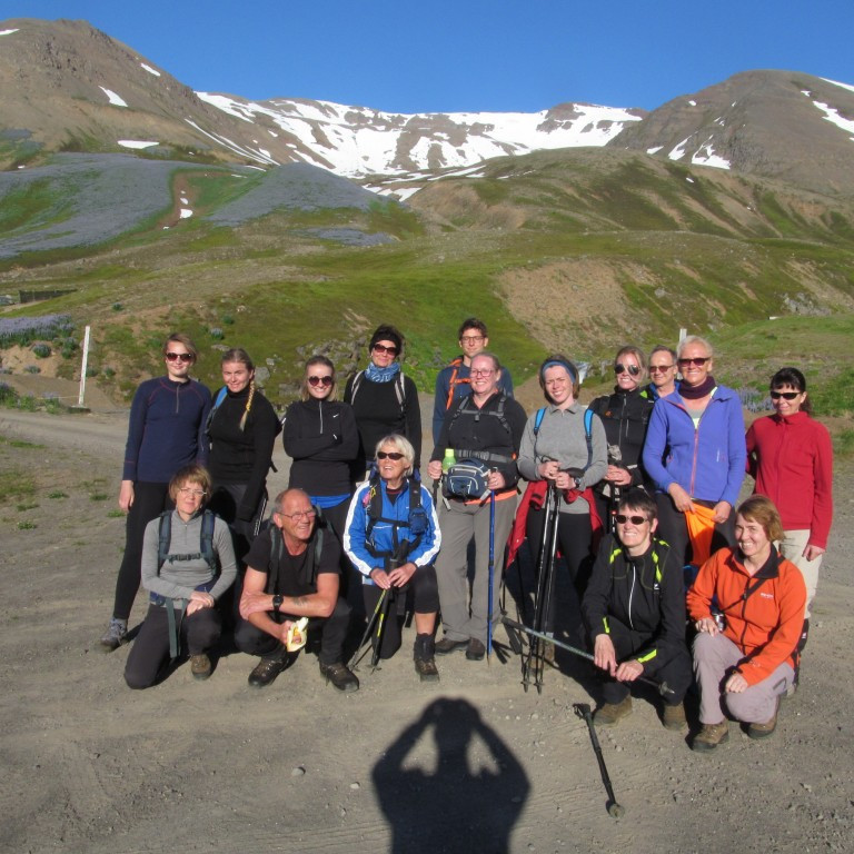 Í upphafi göngunar á Múlakollu. Múlakolla í baksýn.