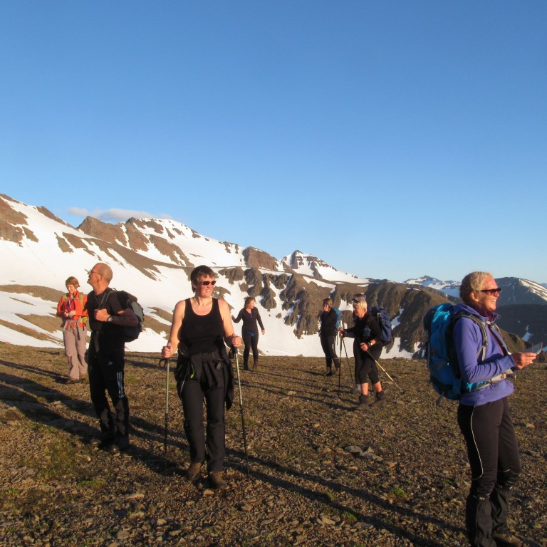 Kominn upp úr gilinu, í glampandi sól. Kistufjall og Kerahnjúkur í baksýn.