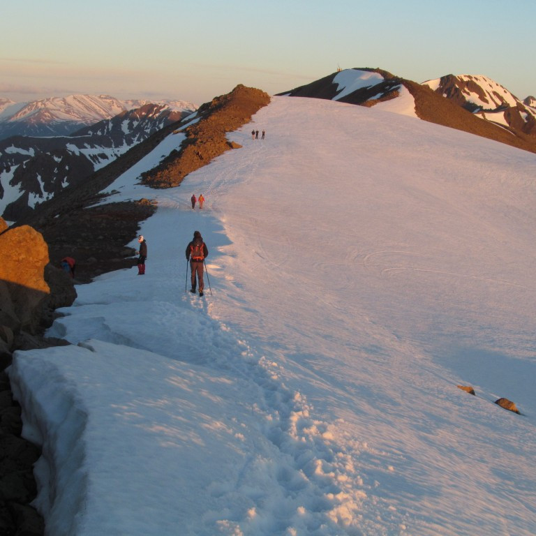 Gengið suður að skúr.