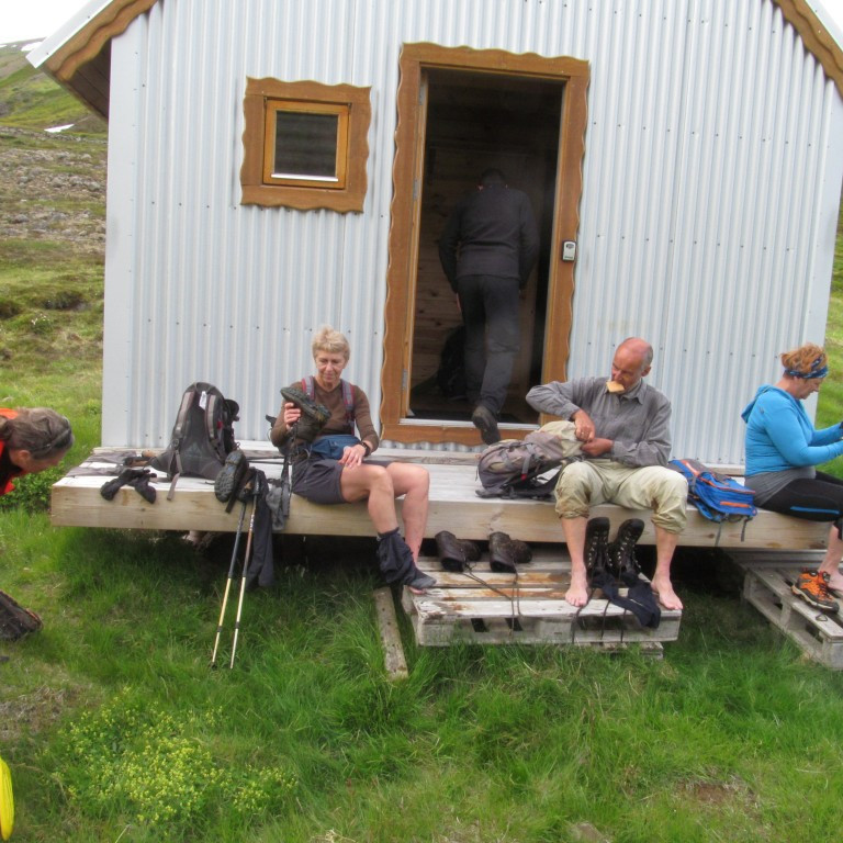 Gott að komast í hús eftir að hafa vaðið Þverána til að hella úr skóm og vinda buxur.