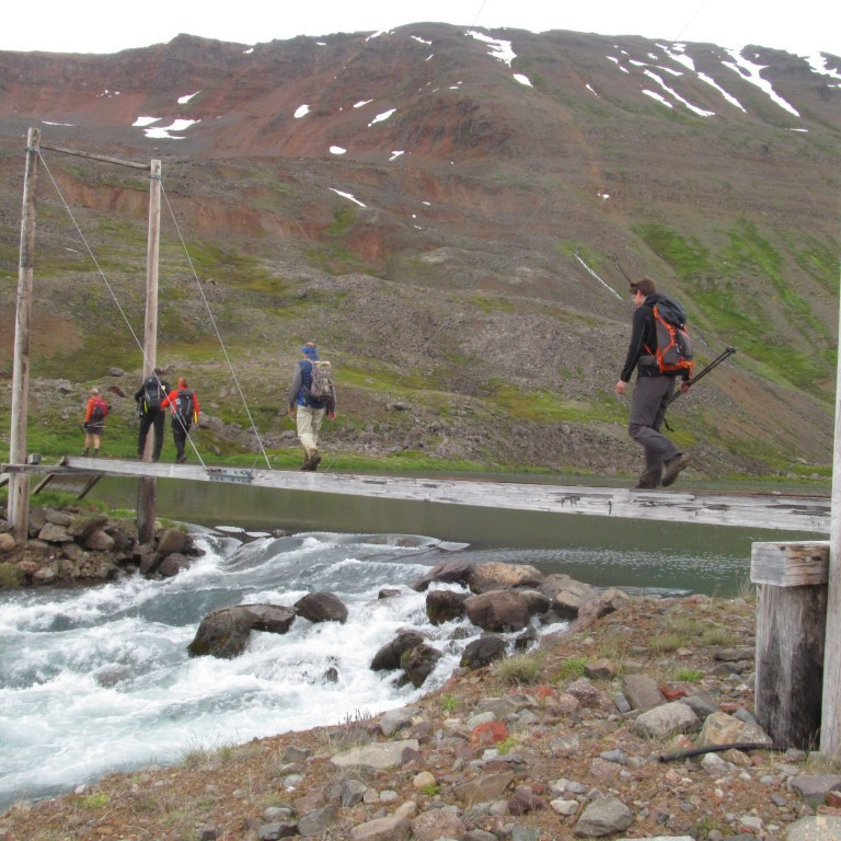 Gengið yfir brúnna milli lífs og.