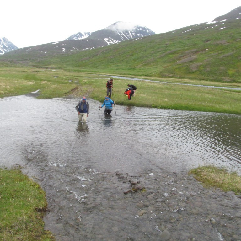 Nú skal vaðið yfir Hrafnagilsá.