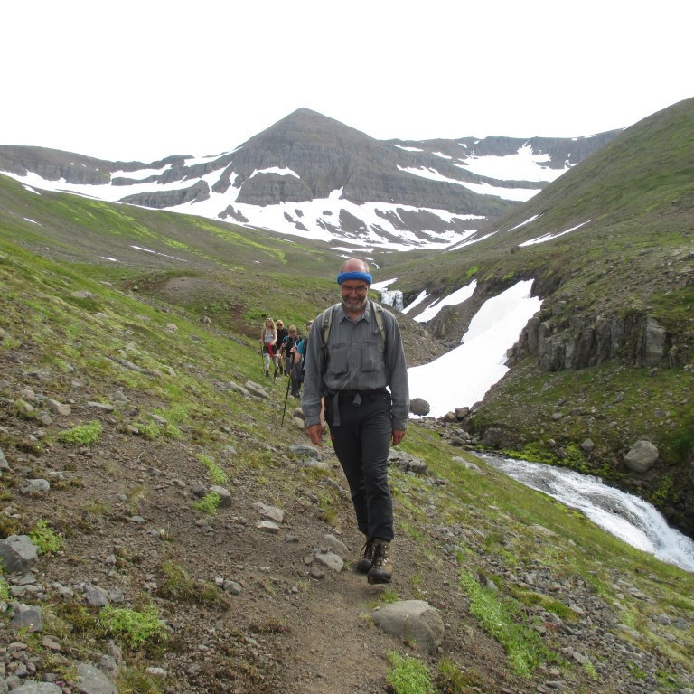 Gengið niður Skútudal, Móskógahnjúkur í baksýn.