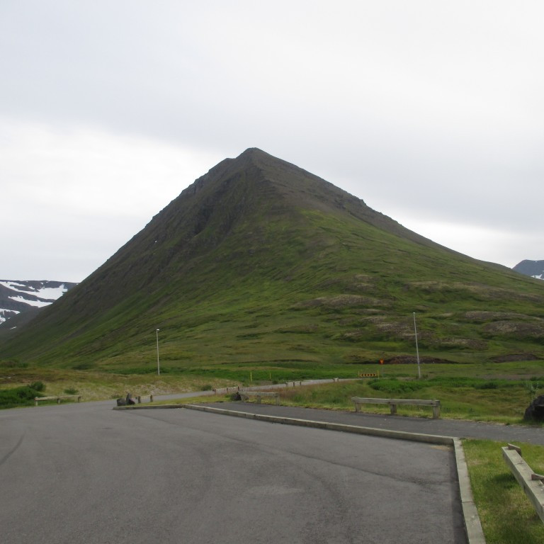Horft til Hólshyrnu af bílastæðinu á Saurbæjarási