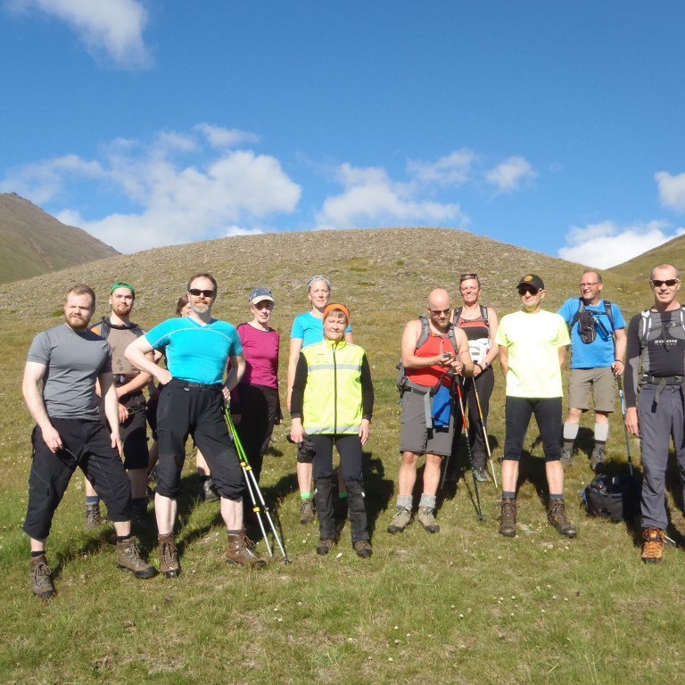 Hluti hópsins við fjallsgirðinguna.