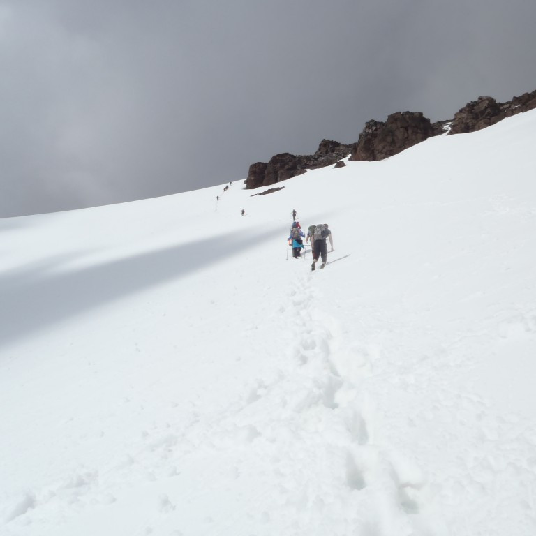 Gengið upp snjóinn.