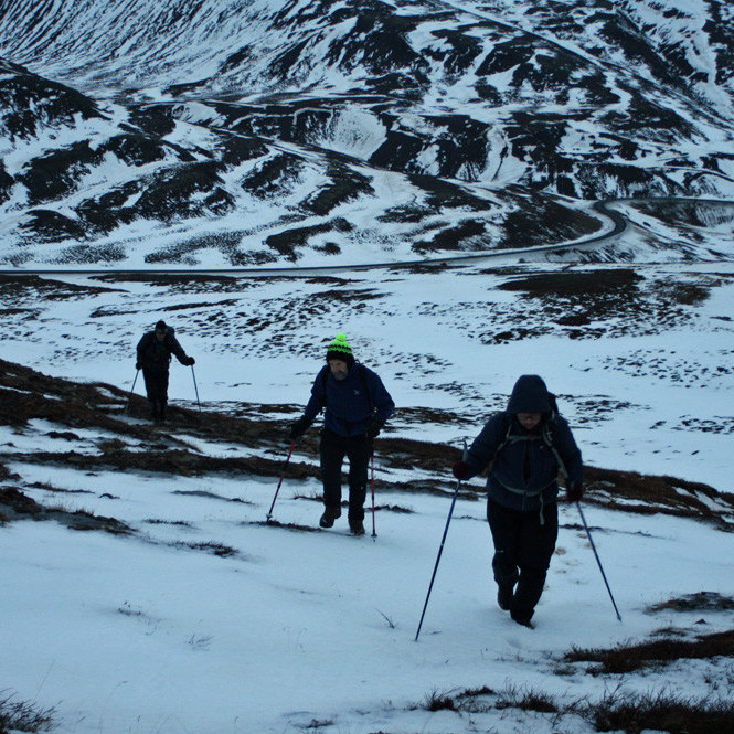 Á leið upp brekkurnar norðan Víkurskarðs. Mynni Hrossadals í baksýn.