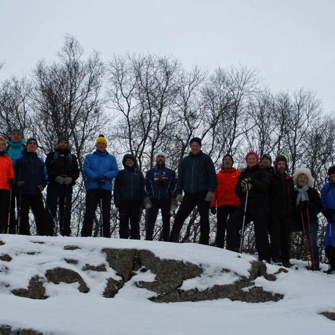 Hópurinn á útsýnisklöpp ofarlega í Vaðlareit.