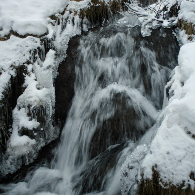 Foss í klakaböndum í Vaðlareit.