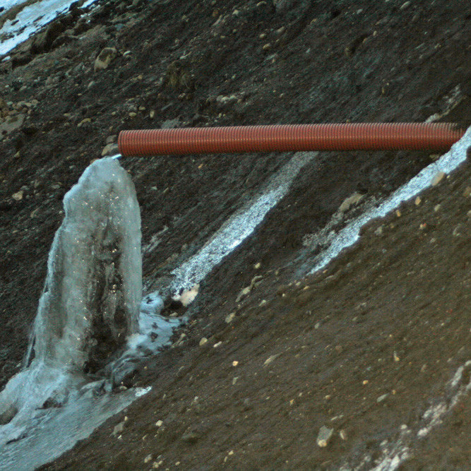 Skemmtileg ísmyndun framan í veginum niður í Glerárgilið.