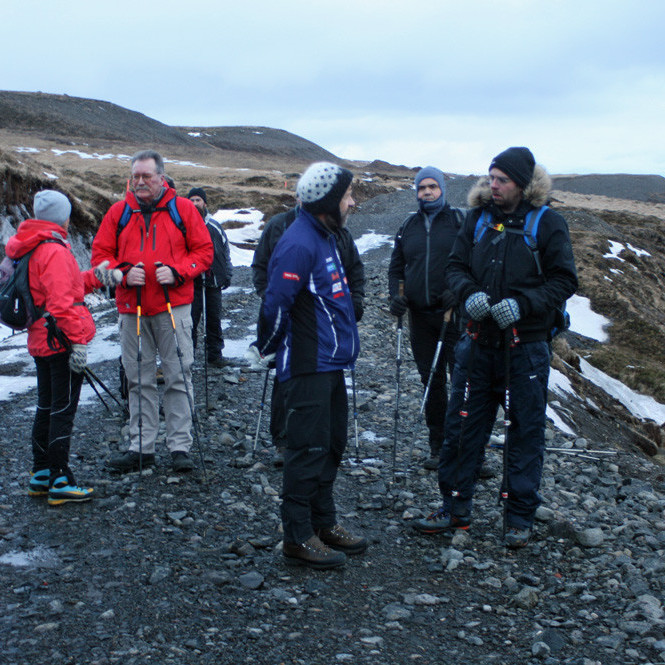 Málin rædd á leiðinni niður í Glerárgilið.