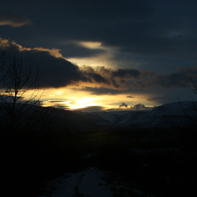 Í Hálsaskógi: sólarupprás yfir Garðsárdal