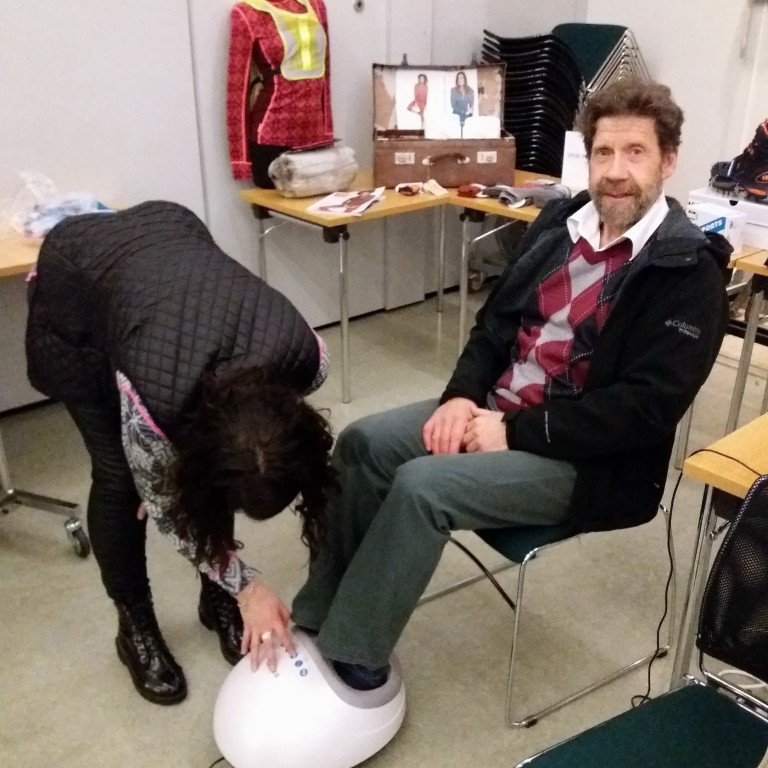 Frímann prófar fótanuddtækið hjá Sportveri