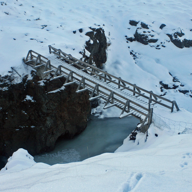 Göngubrú á Barká neðan Féeggstaða.