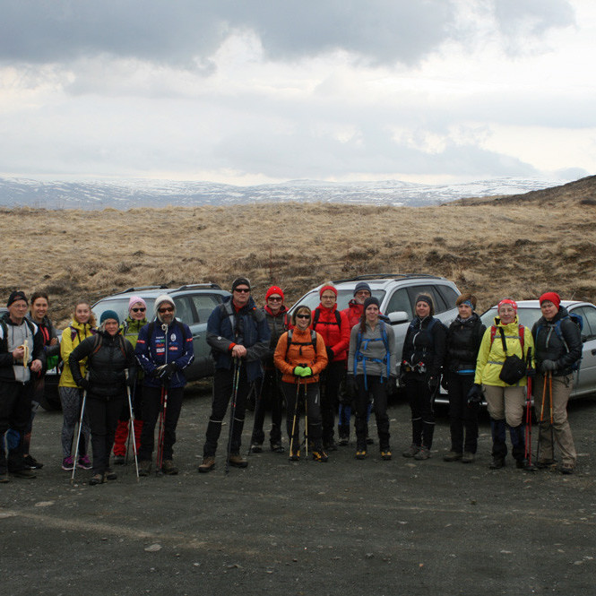 Hress hópur að leggja af stað á Súlur frá bílastæðinu við Heimari-Hlífá.
