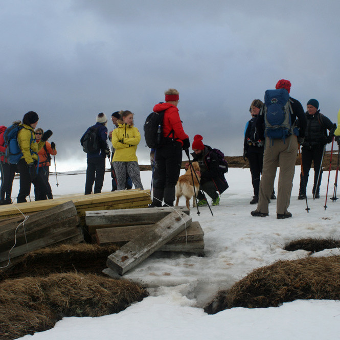 Við timburstafla fyrir mýrabrú á Súlugötunni.