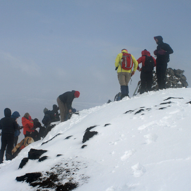 Á tindi Ytrisúlu var allhvasst af suðri. Við stoppuðum því stutt þar.