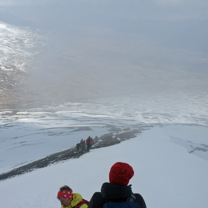 Lagt af stað heim niður norðurhrygg Ytrisúlu.