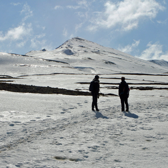 Á heimleið. Nú er bjart yfir Ytrisúlu. Sést móta fyrir slóð okkar í fjallinu.