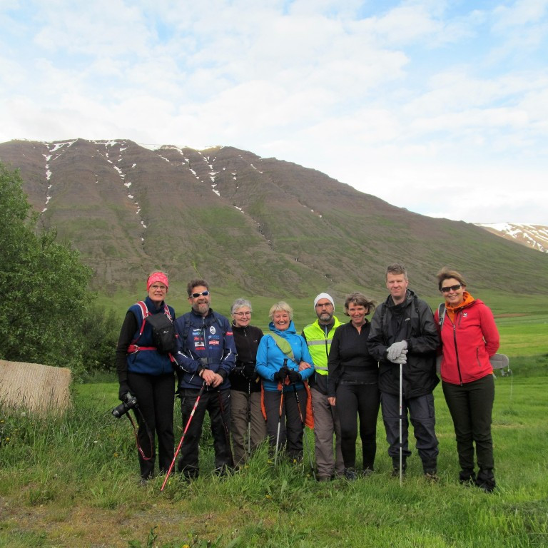 Í upphafi göngu Sigtúnafjall og Bryðjuskál í baksýn.