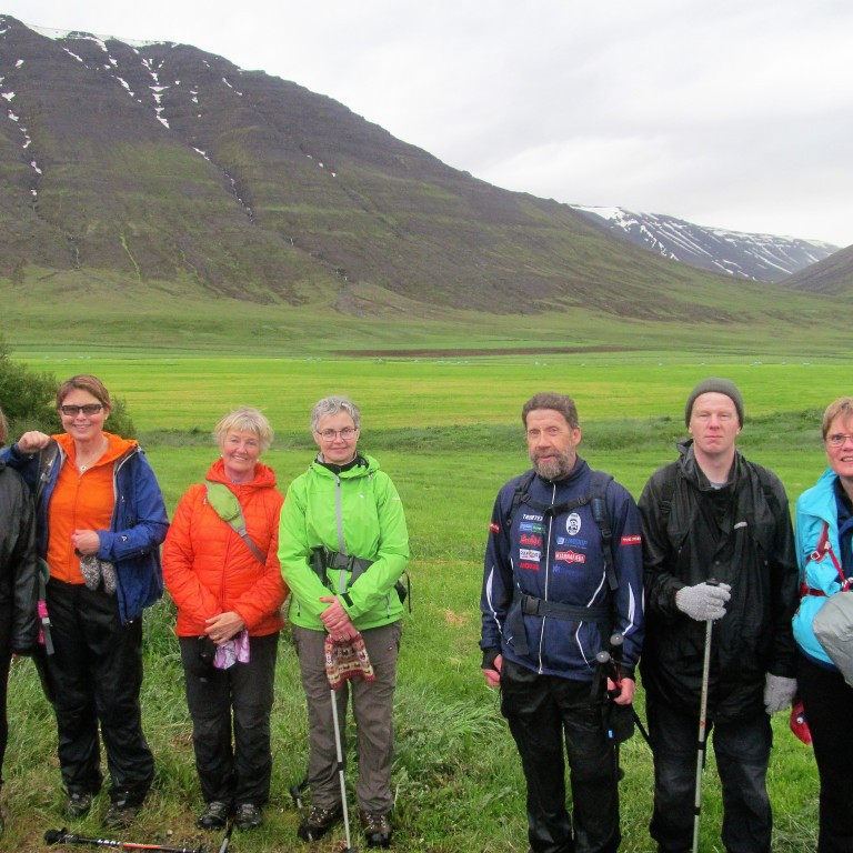 Ánægð enn blaut eftir góða kvöldgöngu.