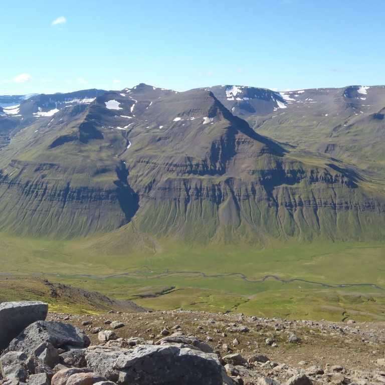 Hvarfdalur til vinstri, Móafellsdalur til hægri, á milli Einstakafjall.