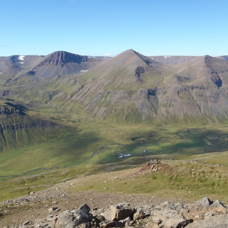 Þrasastaðir í Stíflu, yfir gnæfa Miðhyrna og Hamarshyrna