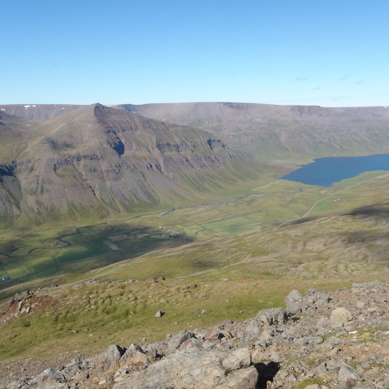 Hótel Deplar kúrir undir Hamarshyrnu. Sér til Stífluvatns.