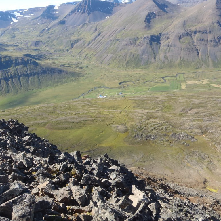 Fornt og gróið framhlaup í fjallinu ofan við Þrasastaði.