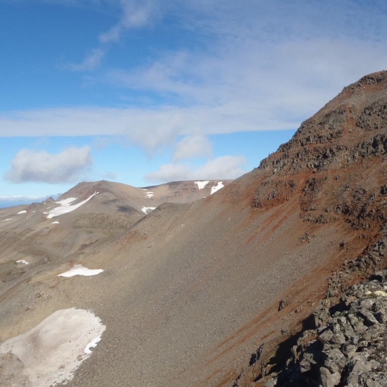 Vesturhlíð Hreppsendasúlna er æði brött. Sér til Hreppsendaskarðs.