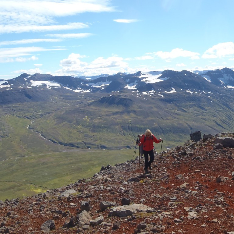 Komin upp og fjallasalurinn stækkar til allra átta.