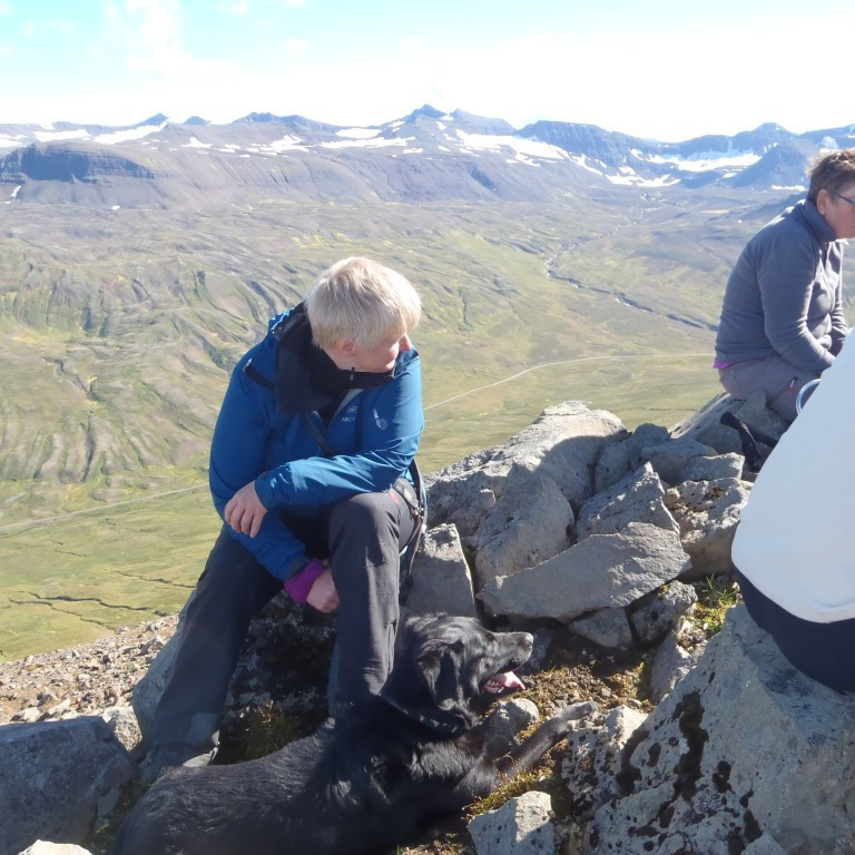 Allir sáttir eftir skemmtilega göngu á frábært útsýnisfjall.