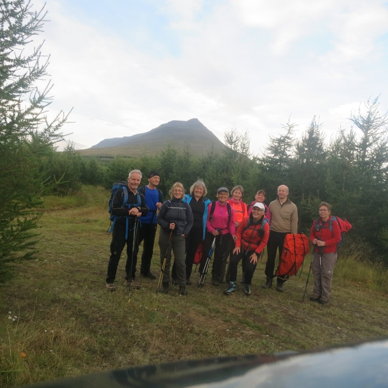 Í upphafi ferðar þar er gengin slóð í gegnum skóg.
