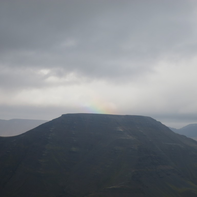Hvassafellsfjall (Hesturinn) í regnboga