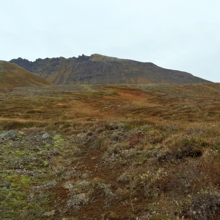 Einbúi til vinstri. Stefnanvar tekin syðst á Aunahálsinn