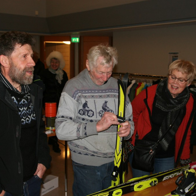 Viddi í Skíðaþjónustunni sýnir gönguskíðin