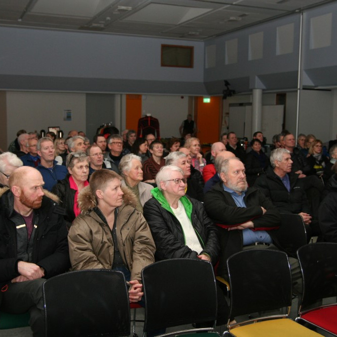 Áhugasamir gestir fylgjast með