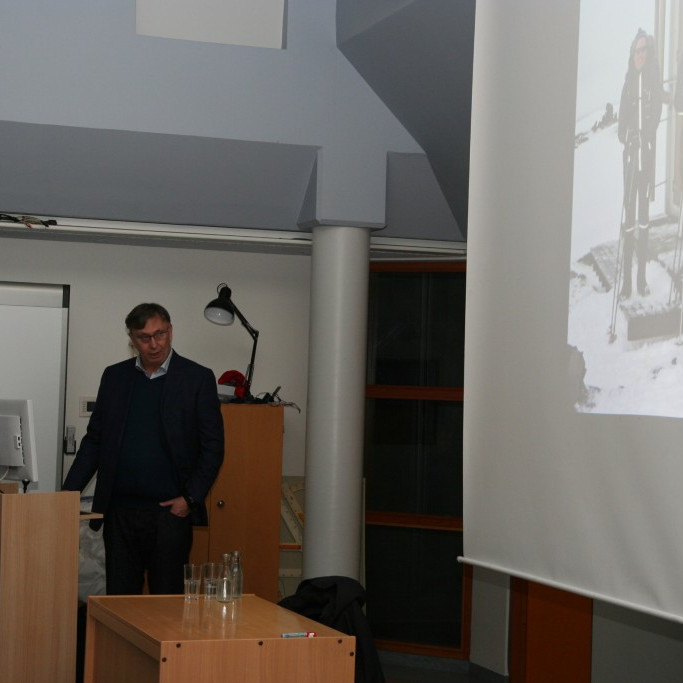 Örn Þór útskýrir myndir